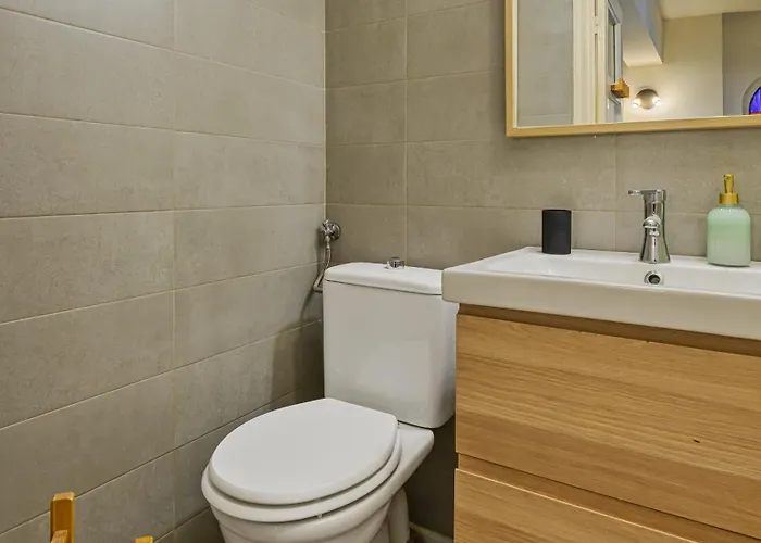 Ultracentral With Downtown View & Self Check-in